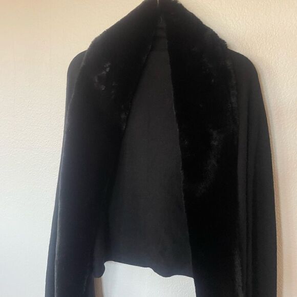 Black faux fur cape - Picture 5 of 5
